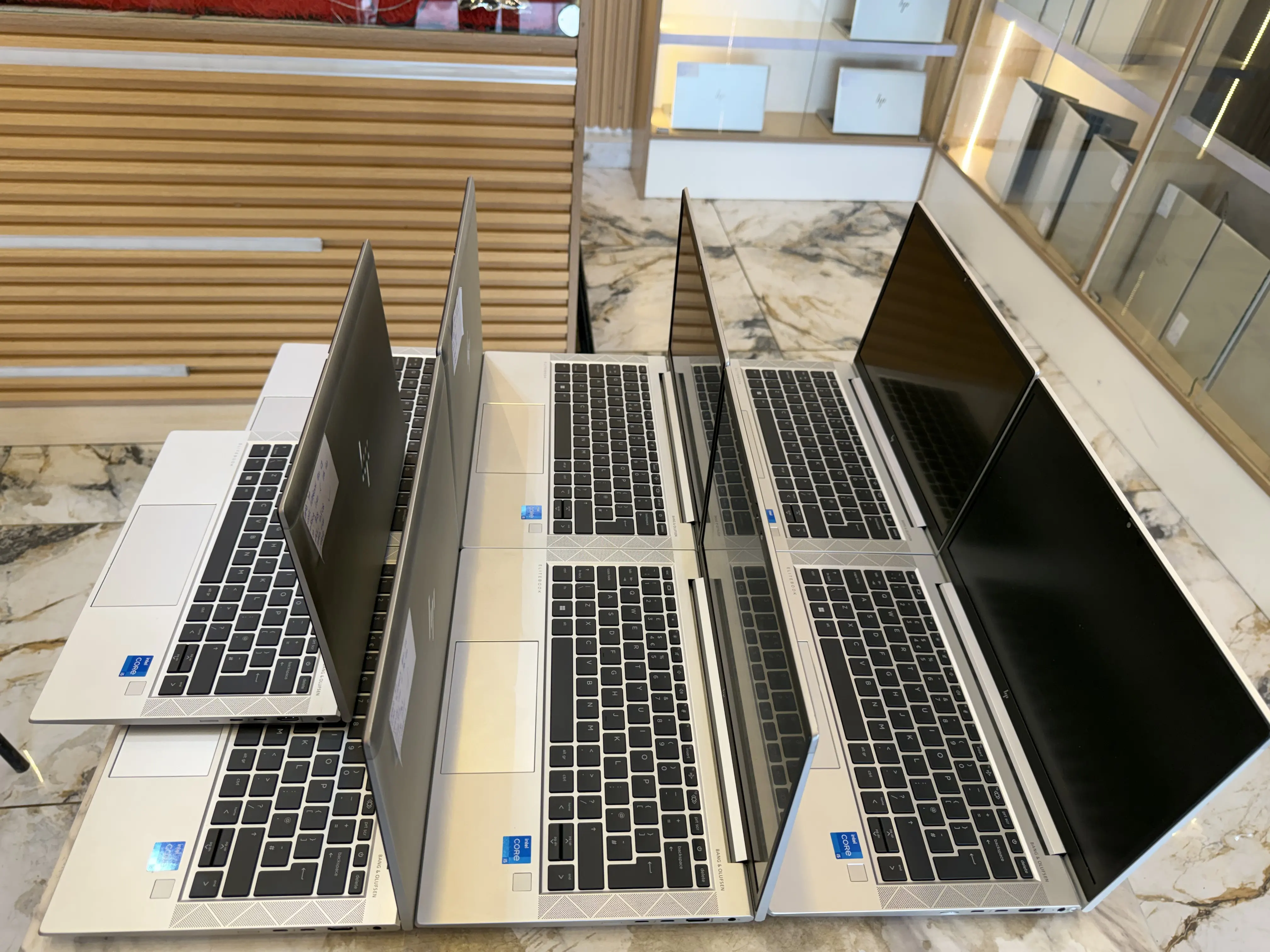 HP Elitebook 830 g8 view 2