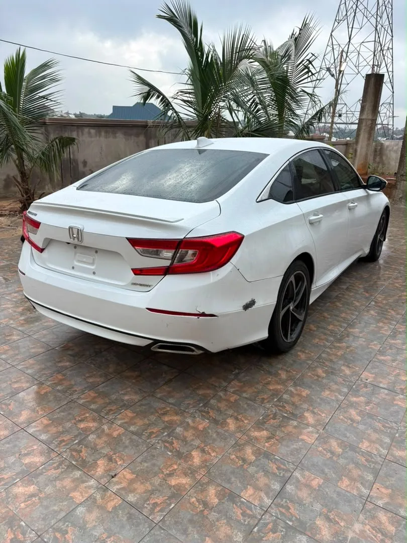 Honda Accord 2019 view 8